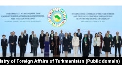 “Тынчтык жана ишеним жылы: Балдар үчүн эл аралык иш-чараларды өнүктүрүү” конференциясынын катышуучулары. Аркадаг шаары, 29-март, 2025-жыл.