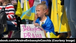 Прагада жөө жүрүшкө чыккандар. 