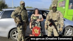 Затримана жінка, за даними СБУ, через свої контакти збирала та передавала росіянам інформацію про місця дислокації, маршрути переміщення підрозділів та техніки ЗСУ