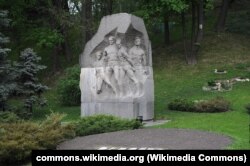 Меморіал загиблим футболістам біля стадіону «Динамо» у Києві. 29 квітня 2009 року