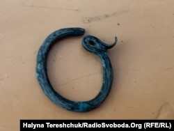 Знадена срібна жіноча прикраса