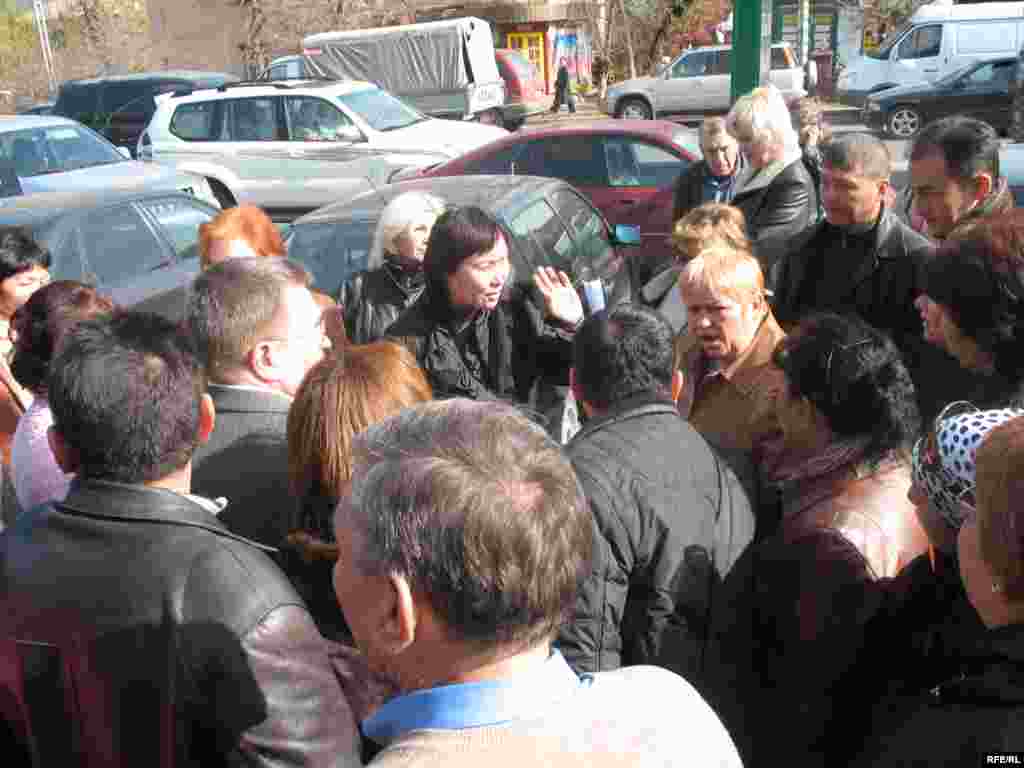 "Халыққа баспана қалсын" ұйымының белсенділері мен тұрғындар Халық банкінің филиалы алдында пикет өткізді. - Активисты организации  «Оставим народу жилье» и жители  провели акцию протеста перед зданием филиала Народного банка. Алматы, 21 окт, 2008 год.