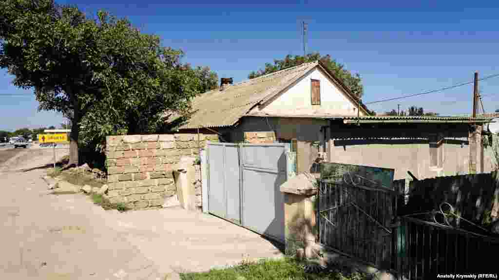 Molodöjnaya soqağındaki bu hususiy evlerni &quot;devlet ihtiyaclarına tutıp almaq&quot; qararı berildi. Yaqın arada olarnıñ yerinde &quot;Aqmescit - Krasnoperekopsk - Ermeni Bazar - Ukraina sıñırı&quot; yolu peyda olacaq