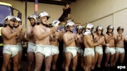 Пытаясь усовестить должников, испанские пожарные уже выходили на демонстрацию в одних трусах