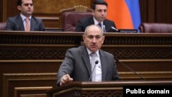 Армениянын өкмөт башчысы Никол Пашинян парламентте сүйлөп жатат. 3-декабрь, 2024-жыл.