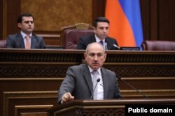 Прем’єр-міністр Вірменії Нікол Пашинян виступає в парламенті. Грудень 2024 року