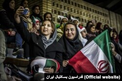 بیشتر تماشاگران، دخترانی بودند که با کلاه‌های سه‌رنگ و صورت‌های منقش به سه رنگ پرچم، تیم ملی ایران را تشویق می‌کردند.