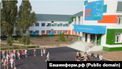 Петровски шәһәрендә Миңлегали Шәйморатов исемендәге мәктәп (Башинформ фотосы)