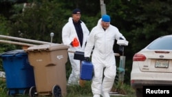 Ոստիկանության դատաբժշկական խումբը հետաքննում է հանցագործության վայրը, Կանադա, 4-ը սեպտեմբերի, 2022թ
