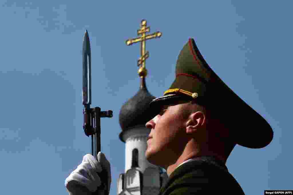 Почесний караул біля меморіалу пам&#39;яті жертв аварії на ЧАЕС. Білорусь, 26 квітня 2019 року