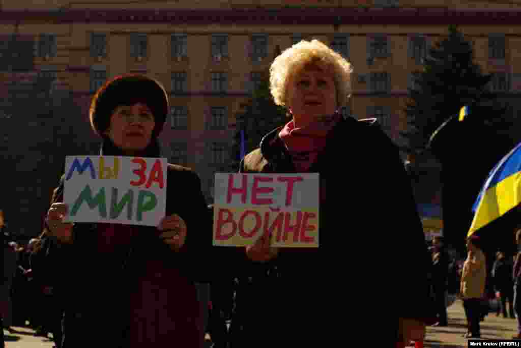 Здесь, и в речах, и на плакатах &ndash; тема военного вмешательства России в Крым была одной из главных