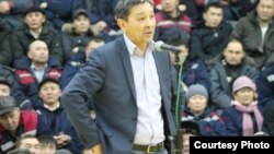 Амин Елеусинов, председатель профсоюза компании Oil Construction Company (у микрофона). Мангистауская область, 10 января 2015 года.