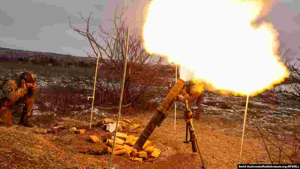 Бійці доправляють міну по бліндажу противника. Третій снаряд влітає точно у ціль. Бліндаж противника знищений, а міномет замаскований.&nbsp;