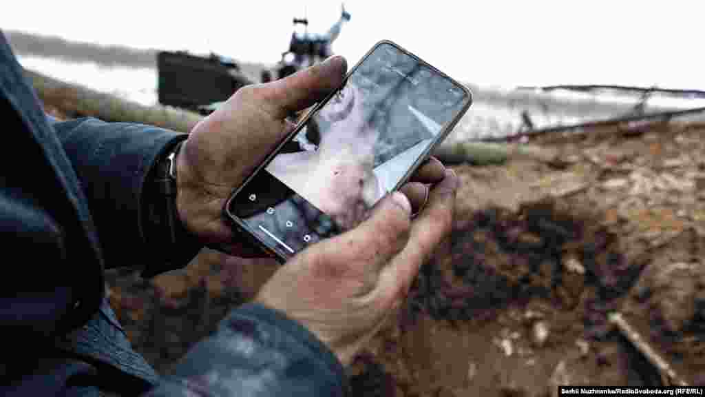 &laquo;Доля&raquo; показує поранення побратима, яке той отримав під час бою. Каже: дивом пощастило, що куля увійшла та вийшла, на зачепивши важливих органів. Вважає, що побратиму пощастило. Адже ще кілька сантиметрів &ndash; і куля б забрала в бійця життя.&nbsp;