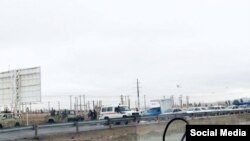 عکس مربوط به استقرار ایستِ بازرسی در ورودی شهر زاهدان