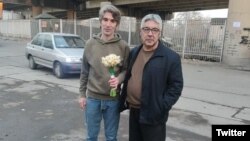 آرش صادقی، فعال مدنی در کنار پدرش پس از آزادی موقت