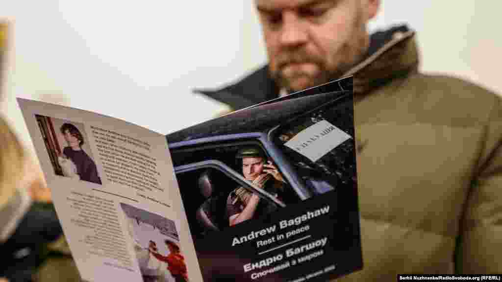 Листопад 2022 року розбитий обстрілами двір лікарні у Бахмуті, туди заїжджає такий же позашляховик, з нього вийшов чоловік, На ґанку стояли журналісти, медики, він англійською попросив пакет. Ми спочатку не зрозуміли, який саме пакет, чоловік декілька разів сказав пакет, а потім показав на низку чорних поліетиленових пакетів з тілами, йому був потрібен звичайний поліетиленовий чорний мішок для тіл, в його авто лежало вже сіре тіло вбитої цивільної жінки, він збирав тіла з вулиць міста, щоб їх не їли собаки. Чоловіка звали Ендрю Багшоу