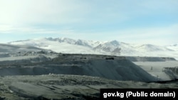 Кумтөр кенинен тартылган сүрөт. Иллюстрация үчун колдонулду. 