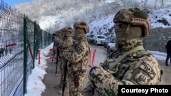 Азербайджанские военнослужащие вдоль дороги, являющейся частью Лачинского коридора (архив)