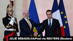 Міністр оборони України Олексій Резніков і міністр оборони Франції Себастьян Лекорню (праворуч). Париж, 31 січня 2023 року 