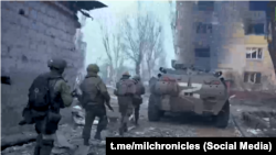 Російські військові в зруйнованому ними Маріуполі. 2023 рік