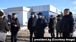 Президент Садыр Жапаров аэропортторду жаңылоо иштери менен таанышып жаткан учуру. Ысык-Көл, Кыргызстан. 20-январь, 2022-жыл.