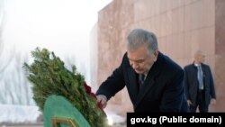 Шавкат Мирзиёев "Ата-Бейитте" 1916-жылы каргашалуу окуялардын натыйжасында каза болгондордун эстелигине гүлчамбар койду.
