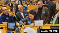 Форумда катнашучылар декларацияне имзалый. Сулда – Руслан Габбасов, имзалаучы – Юлия Фәйзрахманова
