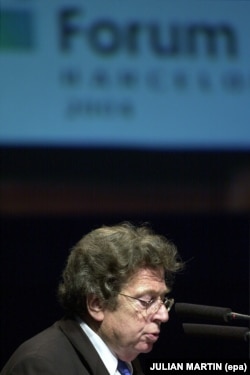 در بهار ۲۰۰۴ به هنگام سخنرانی در جمع رهبران اروپایی دریافت‌کننده جایزه شارلمانی