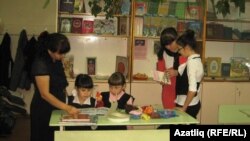 Эльмира Низамбиева (у) башлангыч сыйныф укучылары белән