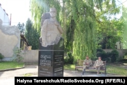 Пам'ятник Мирославу Симчичу, Коломия