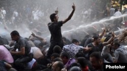 Ոստիկանությունը ցրում է էլեկտրաէներգիայի թանկացման դեմ բողոքի ակցիան, Երևան, 23-ը հունիսի, 2015թ.