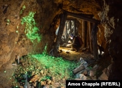 بخشی از یک معدن متروکه اورانیوم در جنوب بوهمیا؛ جایی‌که کریستال‌های رادیواکتیو زیر پرتو ماورای بنفش می‌درخشند.