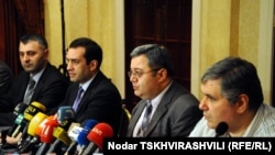 Два месяца назад, после того как оппозиция и правящая партия обменялись взаимными обвинениями в нежелании продолжить переговоры, процесс зашел в тупик