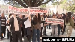 Armenia - Refugees from Nagorno-Karabakh protest outside the main government building in Yerevan, April 3, 2025. 
