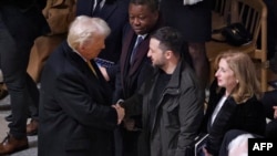 Donald Tramp (çepde) we Wolodymyr Zelenskiý (arhiw suraty).