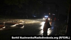 Комбінована атака на Київ. Влучання уламків безпілотника Шахед у житловий будинок. Печерський район, Київ, 10 жовтня 2025 року