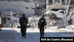 افراد گروه «ن‌د‌س» در خرابه‌های باقی‌مانده از رقه 