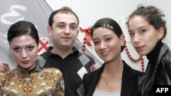 Грузиянын "Stephane and 3G" поп ырчылар тобу быйыл Маскөөдө өтө турган “Еврокөрсөтүү-2009” сынагына катышууга беленденүүдө. Солдон оңго: Тако Гачечиладзе, Стефане Мгебришвили, Нини Бадурашвили жана Кристи Имедадзе. Тбилиси, 2009-жылдын 19-февралы.