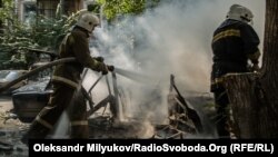 Пожежники гасять автомобіль, що вибухнув у центрі Одеси, 24 липня 2017 року