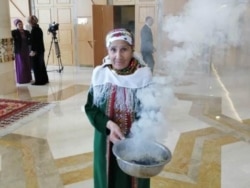 دود دادن اسفند در عشق‌آباد «علیه کرونا»، به توصیه رئیس جمهور کشور