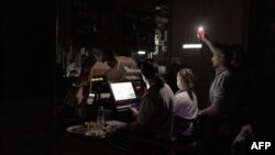 Ілюстраційне фото. Ресторан у Києві під час відключення світла, листопад 2024 року