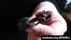 Вырабленая ў калёніі Багаеўскім з хлеба ружа