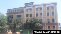 По словам очевидцев, дети сбрасывались из окна на третьем этаже этого здания