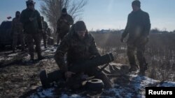 Український військовослужбовець готує ракетний комплекс Javelin до стрільби під час навчань біля міста Лиман Донецької області, Україна, 23 лютого 2023 року