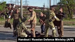 Українських військових, які захищали «Азовсталь», після виходу з заводу оглядають російські або пов’язані з Росією сили