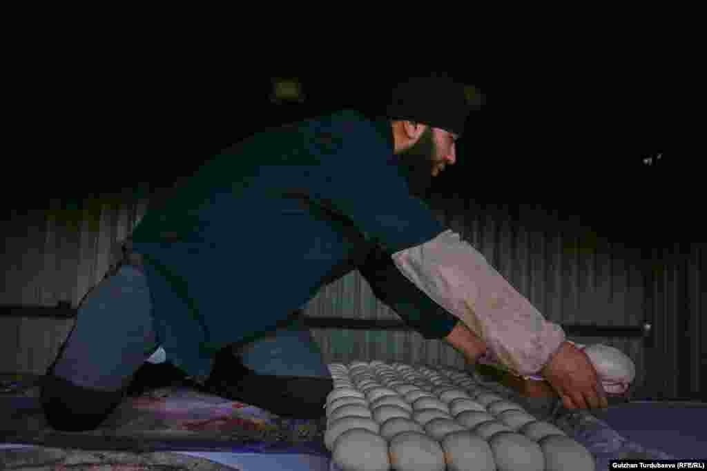 Самсачылык - мурас катары атадан балага өткөн кесиптердин бири. Бирок Мустафа убагында Оштогу мен-мен деген самсачыларга шакирт болуп жүрүп үйрөнгөн экен.&nbsp; &quot;Менин самсаларымды кардарлар мактап, тамшанып, ыракаттанып жеп жатканын көрсөм, ушунчалык сүйүнөм. Чарчаганымды унутам. Адамдарга кубаныч тартуулагандын өзү мен үчүн чоң бакыт&quot;, - дейт Мустафа.