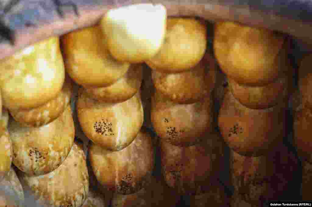 Мустафа кардарларга самсаны атайын сорпо менен чогуу берет.