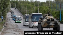 Ուկրաինա - Մարիուպոլի «Ազովստալ» գործարանի տարածքից գերի հանձնված ուկրաինացի զինծառայողներին տեղափոխող ավտոշարասյունը, 17-ը մայիսի, 2022թ.