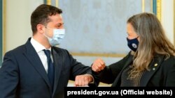 Ուկրաինայի նախագահ Վլադիմիր Զելենսկի և ԱՄՆ պետքարտուղարի տեղակալ Վիկտորիա Նուլանդ, Կիև, մայիս, 2022թ․